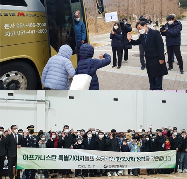 박범계 법무부장관이 지역사회로 떠나는 아프간 특별기여자 가족과 환송인사를 하고 있다.(사진제공=법무부)