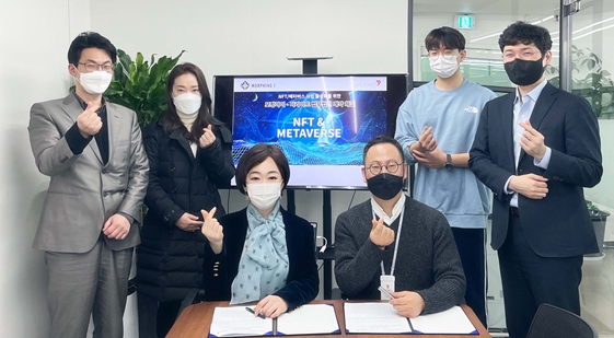 법무법인 디라이트와 모핑아이가 파트너십 계약 체결 후 기념 사진 촬영을 하고 있다. (사진제공=법무법인 디라이트)