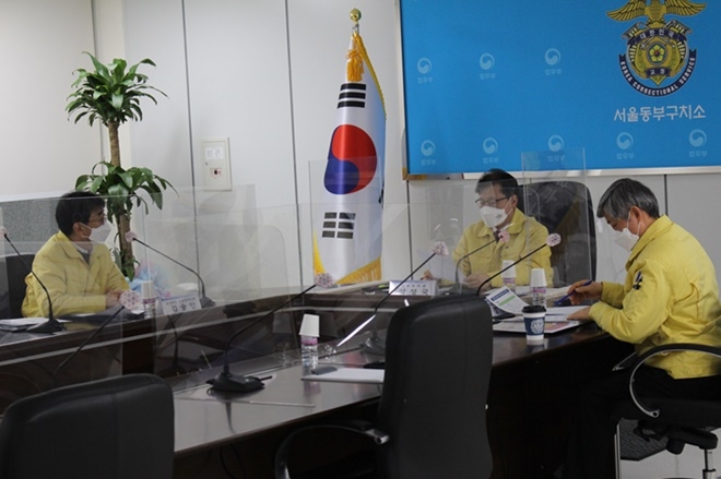 강성국 차관이 2월 8일 설 연휴기간부터 연이어 서울동부구치소를 방문, 법무부 교정본부 보안정책단장·서울동부구치소 관계자 등과 오미크론 대응 방역방안에 대해 논의하고 있다.(사진제공=법무부)