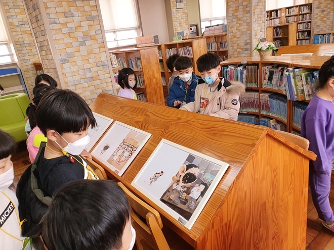 지난해 3월 개화초등학교 학생들이 원화를 감상하고 있는 모습.(사진제공=부산교육청)