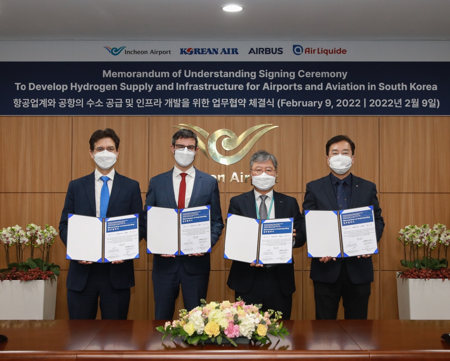 (왼쪽부터) 기욤 코테 에어리퀴드코리아 대표, 파브리스 에스피노자 에어버스코리아 대표, 전형욱 인천공항공사 인프라본부장, 이수근 대한항공 안전보건 총괄 겸 Operation부문 부사장이 협약 체결 후 기념사진을 촬영하고 있는 모습.(사진=대한항공)