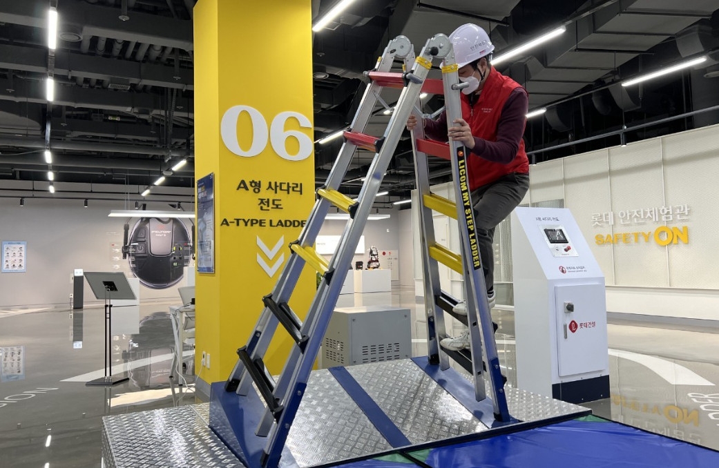 안전체험관에서 롯데건설 직원이 사다리 전도 체험을 진행 중이다.(사진=롯데건설)