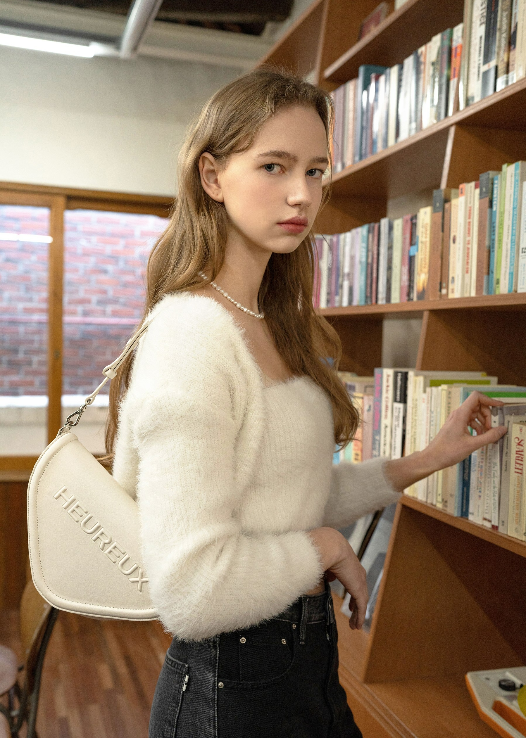 오르바이스텔라 22년 봄 컬렉션 3종 중 부드러운 삼각형 형태로 세련된 분위기를 강조한 ‘TRIANGLE(트라이앵글)’