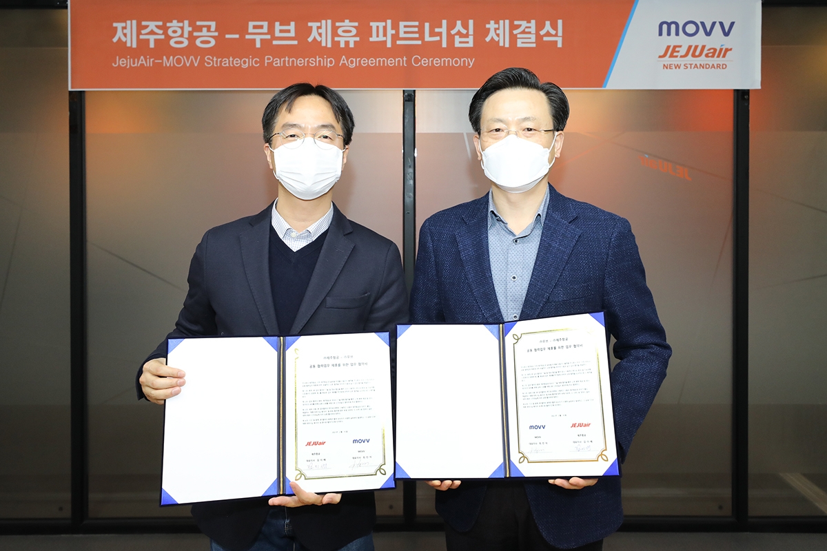 김이배 제주항공 대표이사(오른쪽)와 최민석 무브 대표이사(왼쪽)가 기념촬영을 하고 있다.(사진=제주항공)