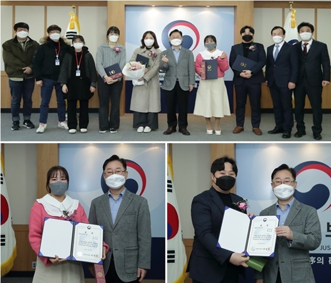 (사진위부터 시계방향) 박범계 법무부장관이 국민과 함께하는 청렴문예대전 시상식 참석자들과 기념촬영을 하고 있다. 박범계 법무부장관이 국민과 함께하는 청렴문예대전 시서화 부문 최우수상 수상자 박종정씨와 기념촬영을 하고 있다./ 박범계 법무부장관이 국민과 함께하는 청렴문예대전 이모티콘 부문 우수상 수상자 전우정씨와 기념촬영을 하고 있다.(사진제공=법무부)