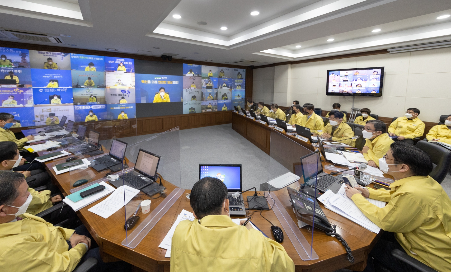 31개 시·군 부단체장과 함께 긴급 상황점검 영상회의를 진행했다.