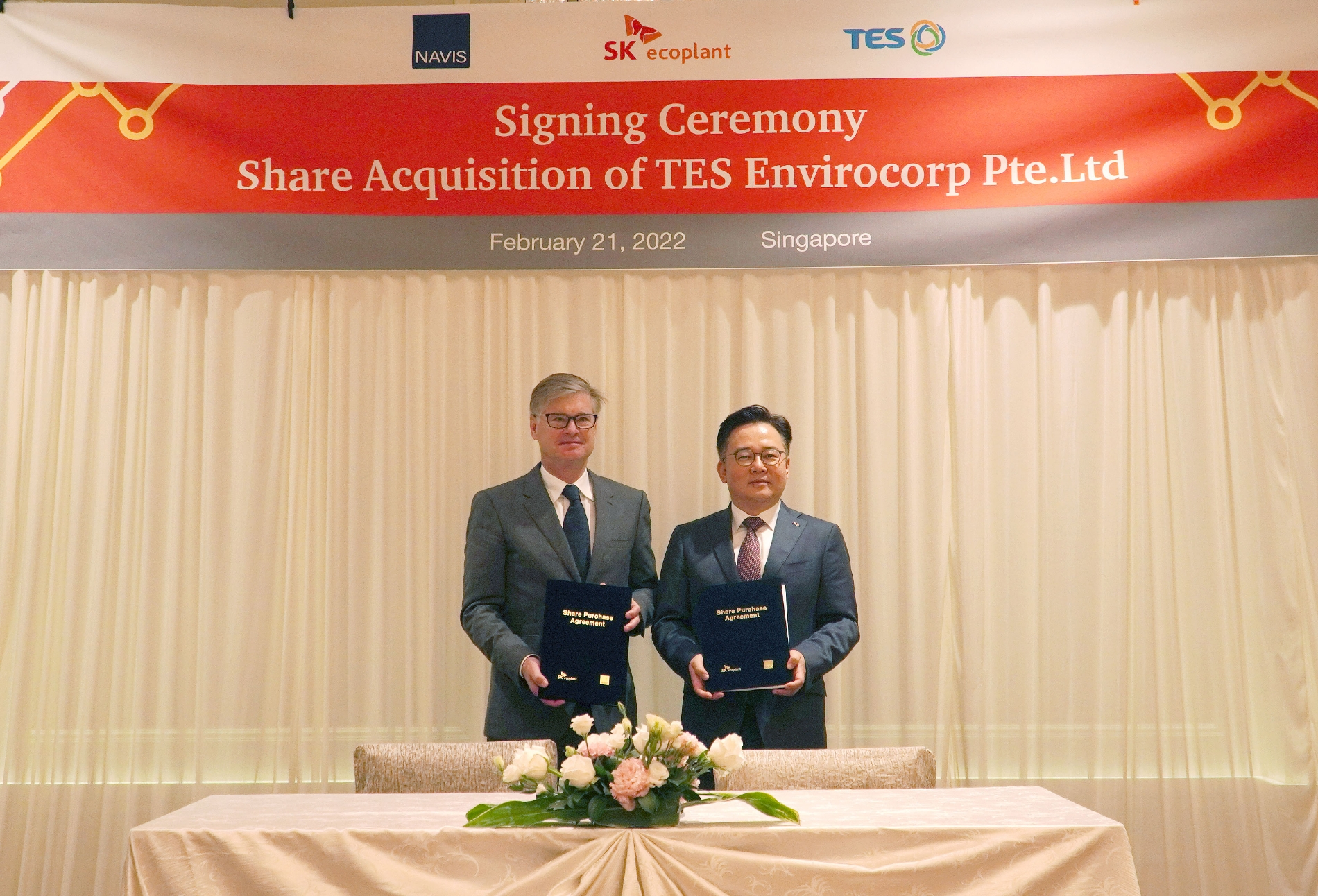 체결식에서 박경일 SK에코플랜트 사장(오른쪽)이 로드니 뮤즈 나비스 캐피탈 파트너스 매니징 파트너와 기념촬영을 하고 있는 모습.(사진=SK에코플랜트)