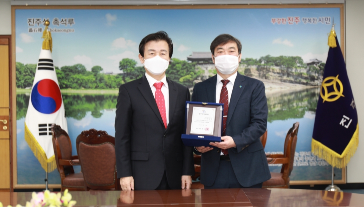 국토안전관리원장 진주시 명예시민증 수여받는 모습.(사진=국토안전관리원)