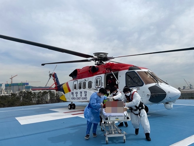 해양경찰이 해상추락자를 헬기를 이용 병원 이송 중에 있다.(사진제공=울산해양경찰서)