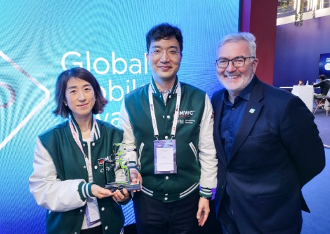 SKT 김춘수 팀장(사진 가운데)과 투아트 조수원 대표(사진 왼쪽), GLOMO 어워드 심사위원장 숀 콜린스(CCS인사이트 CEO)가 ‘설리번플러스 x NUGU’의 GLOMO 수상을 함께 기념하고 있다. 사진=SK텔레콤