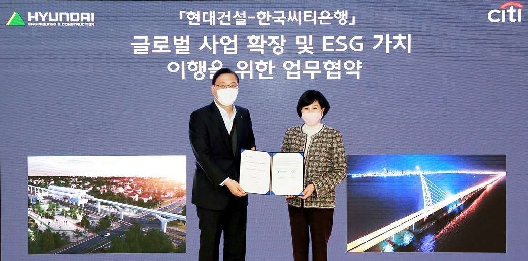 (왼쪽부터) 현대건설 윤영준 사장과 한국씨티은행 유명순 은행장이 같이 협약을 하고 있다.(사진=현대건설)