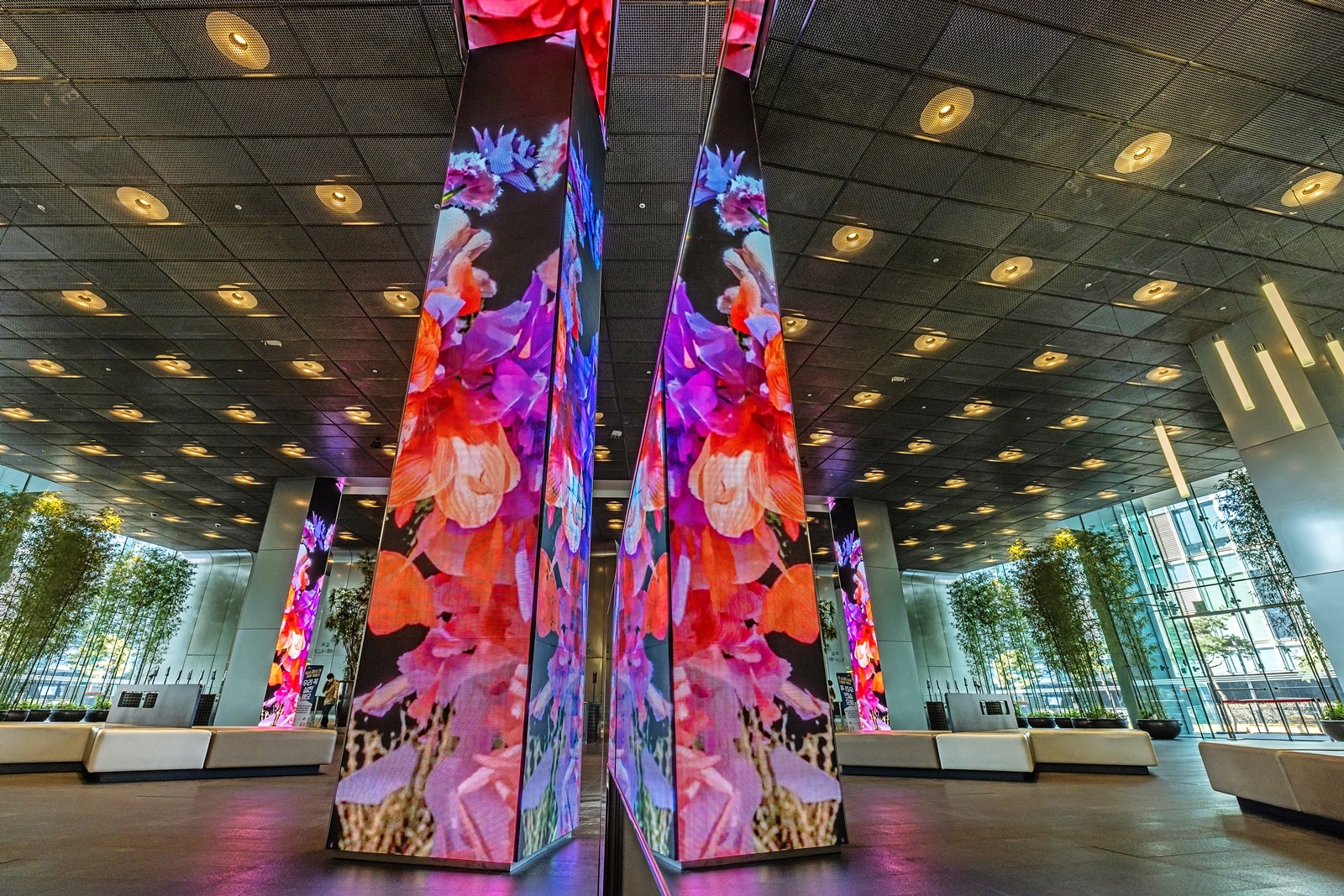 SKT, 본사 미디어월에 친환경 기술 비전 담은 작품 ‘동행’ 전시