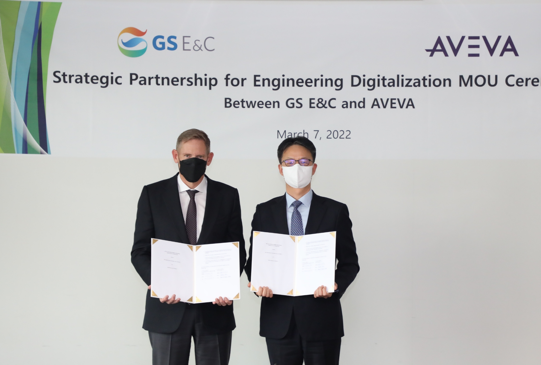 양해각서(MOU) 체결식에서 조성한 GS건설 플랜트부문대표(사진 오른쪽)와 캐스퍼 허즈버그(Caspar Herzberg) 아비바社 글로벌 영업대표가 기념촬영을 하고 있다.(사진=GS건설)