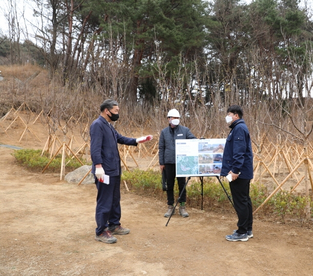 오규석 기장군수는 10일 오후 2시 30분경 탄소중립 실현과 쾌적한 환경 조성을 위해 추진 중인 정관읍 ‘미세먼지 차단숲 조성 사업’ 현장을 방문해 점검하고 있다.(사진제공=부산 기장군)