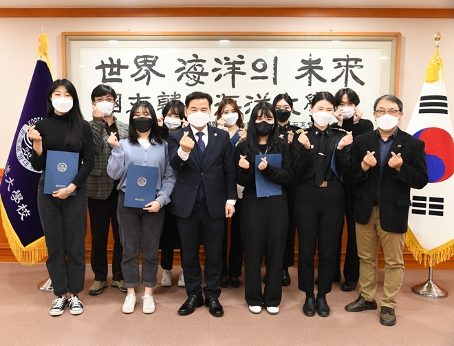 홍보대사 임명장 수여식 참석자들이 도덕희 총장과 기념촬영하고 있다.(사진제공=한국해양대학교)