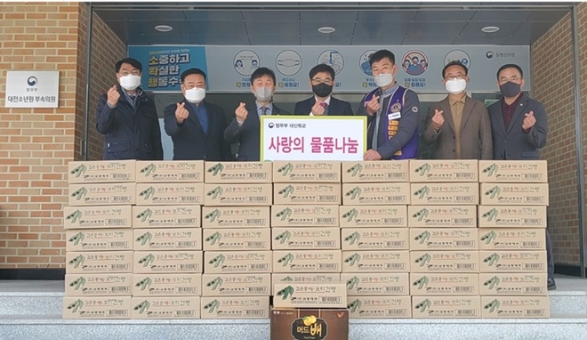 (사)충우회가 학생 간식을 후원하고 기념촬영.(사진제공=대전소년원)