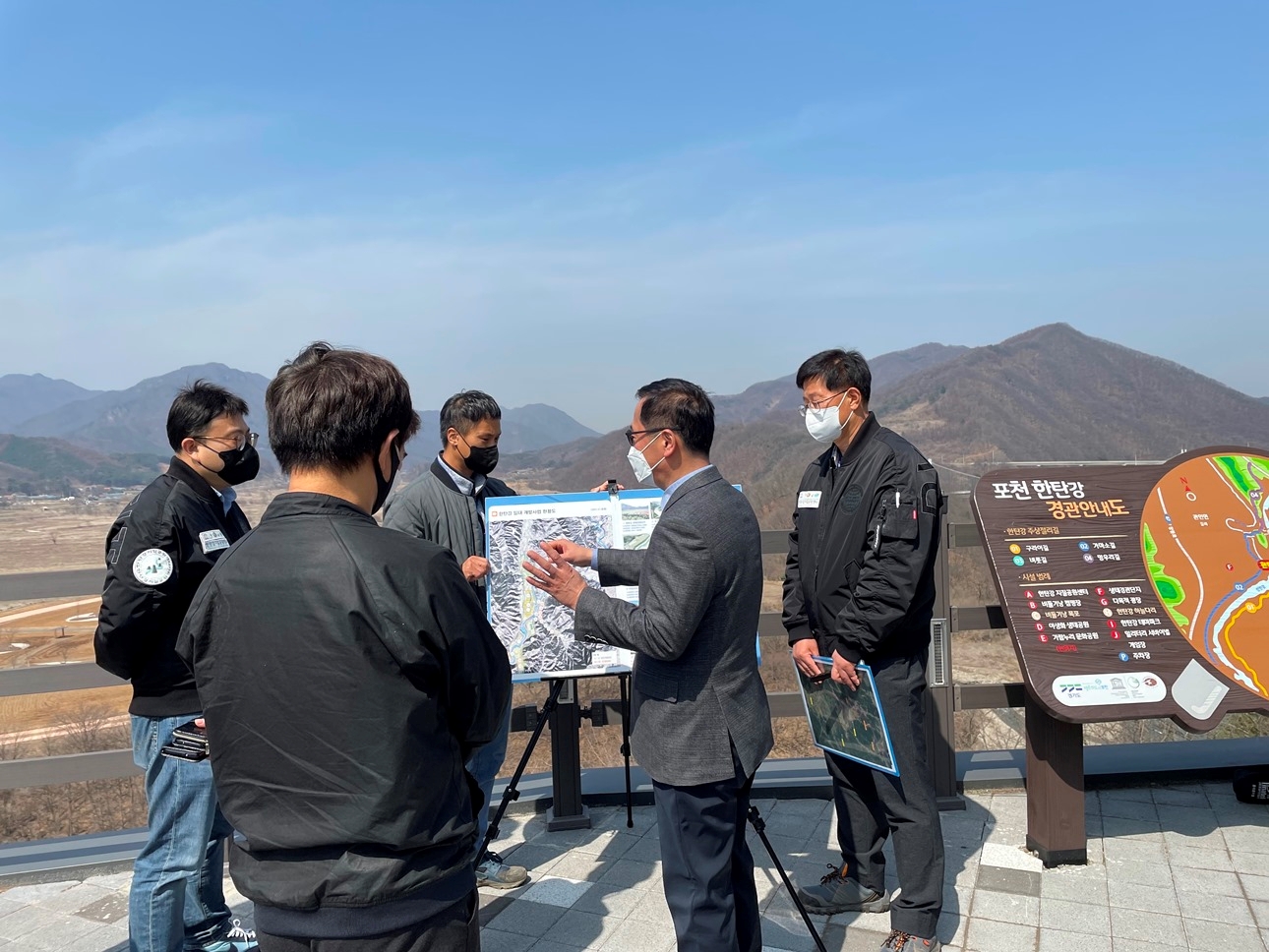 현장점검단이 사업 진행 상황을 점검하고 있다.