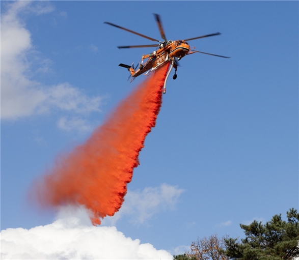 초대형 헬기 물투하 장면.(사진제공=산림청)