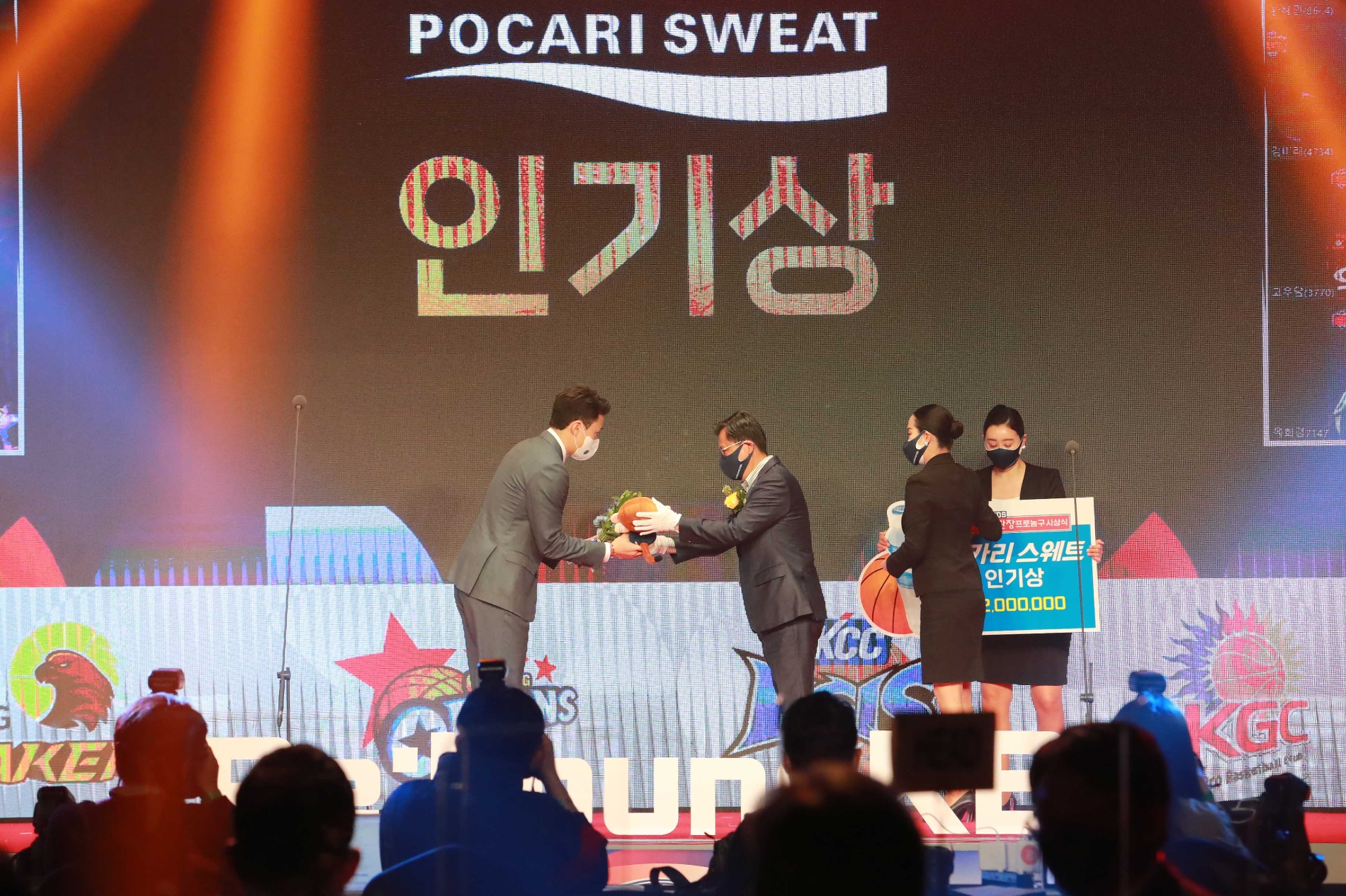 동아오츠카, 원주 DB 허웅 KBL 포카리스웨트 인기상 시상