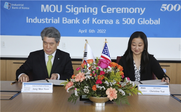 윤종원 기업은행장(왼쪽)이 500 스타트업스와 MOU를 체결하고 있다. 사진=IBK기업은행