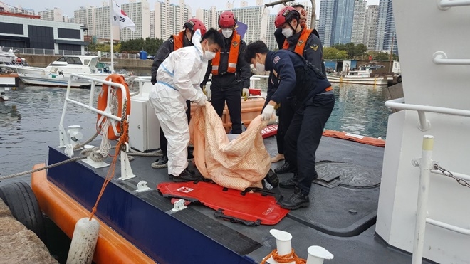 18일 오전 6시 15분경 용호부두 다이아몬드 베이 앞 해상 익수자 구조.(사진제공=부산해양경찰서)
