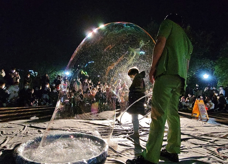 지난해 진행된 LX 버스킹의 마술공연 모습. (사진= LX한국국토정보공사)