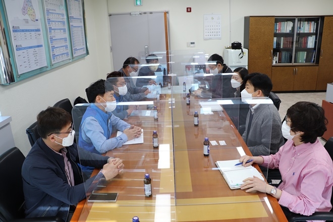 지난 4월 15일 동대문구선거관리위원회 항의방문 면담 모습.(사진제공=시군구연맹)