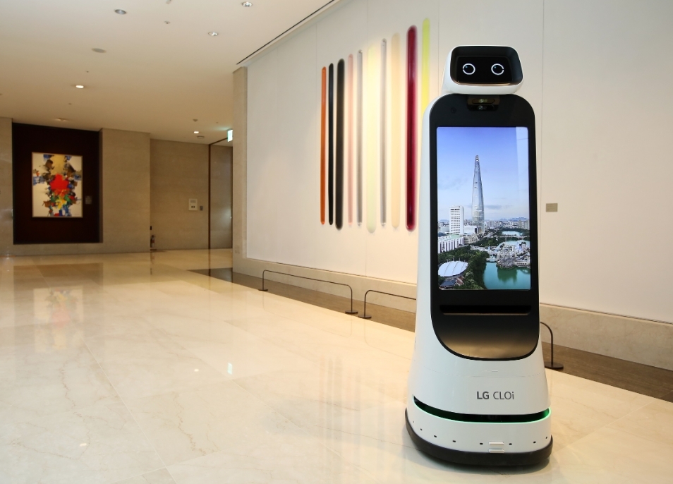 롯데호텔 월드 가이드봇. (사진=롯데호텔 월드)