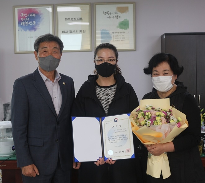 법의 날 유공 자원봉사자’ 법무부 장관 표창장을 수여받은 여성위원회 장윤정 총무(중앙)와 부산지부 이흥수 지부장(좌측), 여성위원회 이정화 회장(우측)이 기념촬영을 하고 있다.(사진제공=한국법무보호복지공단부산지부)