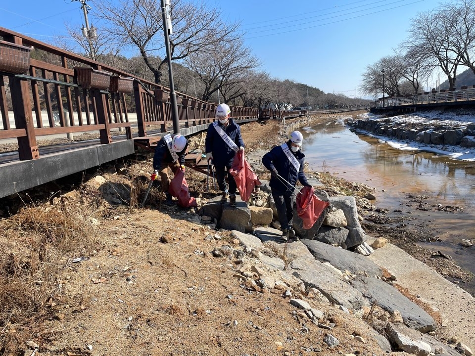 DL건설 현장 임직원들의 하천 정화 활동 모습.(사진=DL건설)
