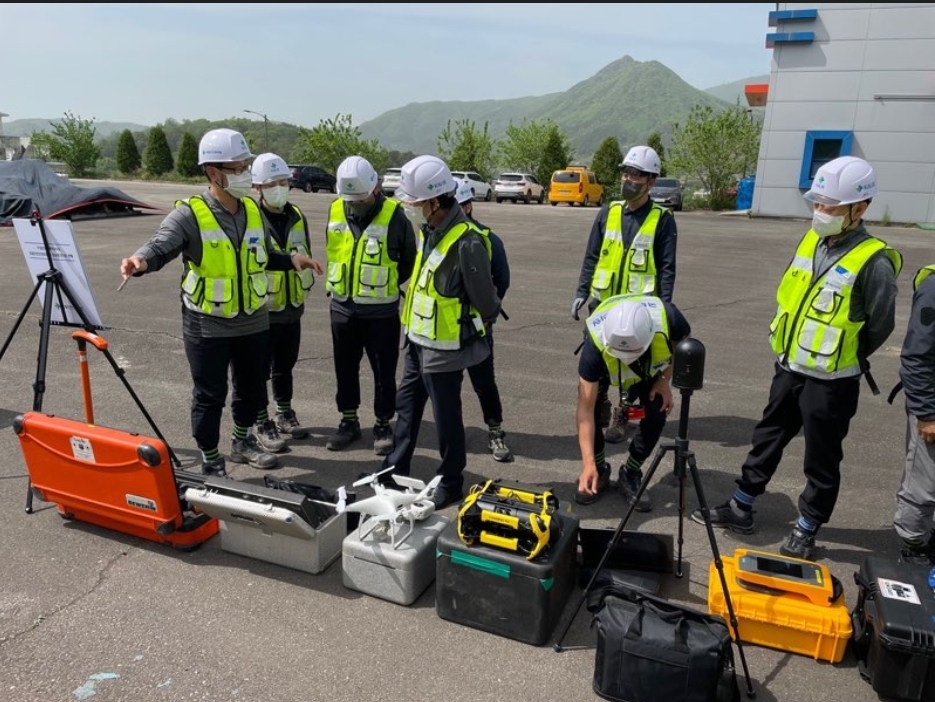 신원규 국토안전관리원 기반시설본부장(왼쪽에서 네번째)이 4월 현장 안전보건점검을 실시하고 있다.(사진=국토안전관리원)