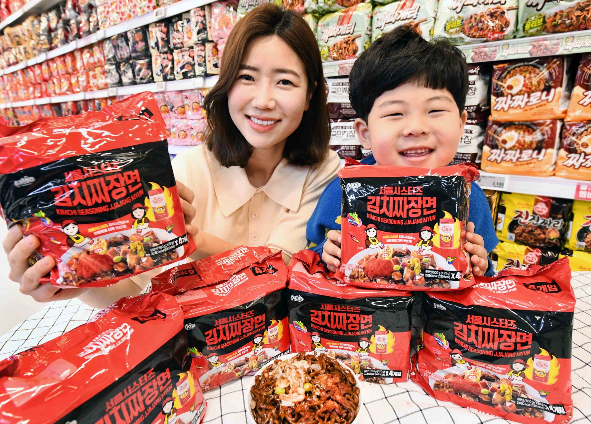 홈플러스 “매콤하고 칼칼한 김치짜장면 맛보세요”