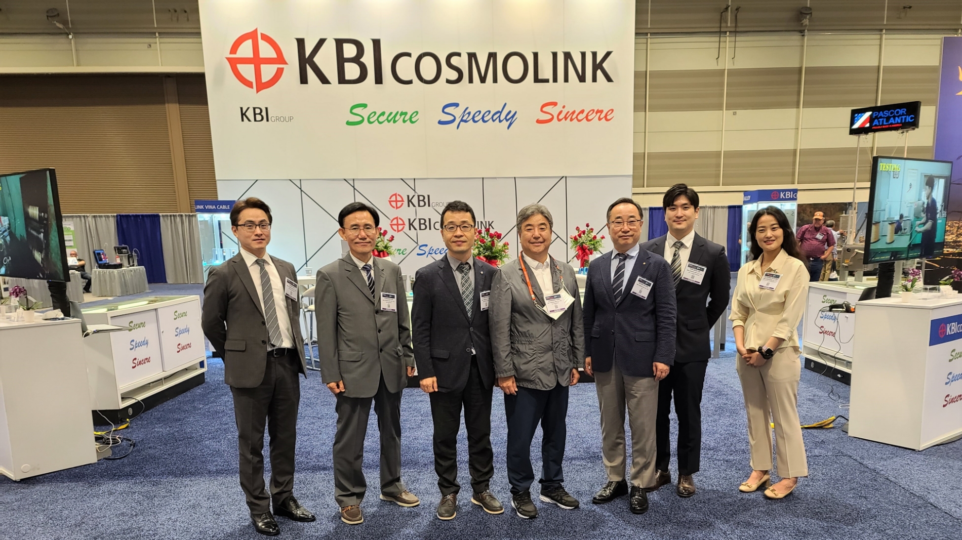 박한상 KBI그룹 부회장(가운데)과 KBI코스모링크, KBI코스모링크 비나, KBI알로이 등 각사 임직원들이 참가한 모습.(사진=KBI그룹)