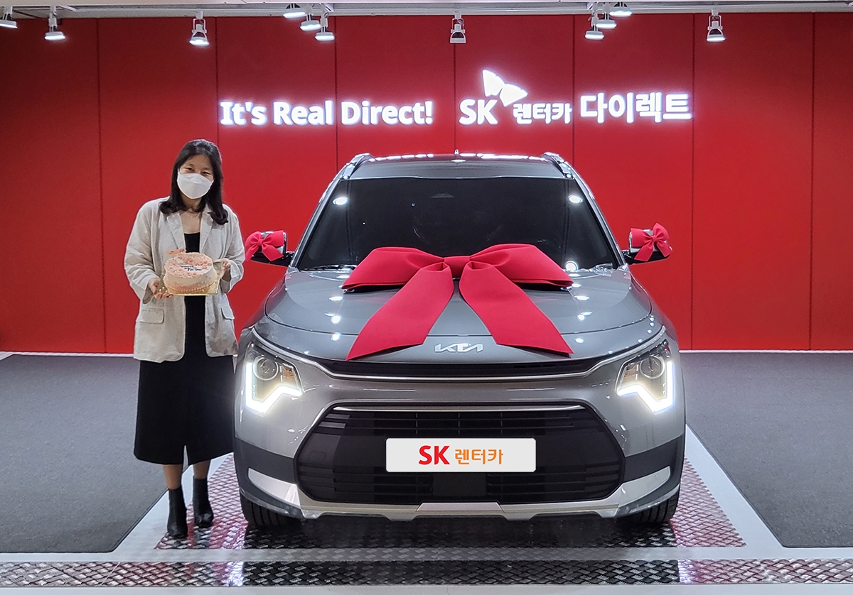 SK렌터카 고객 인수 센터에 방문한 박나래 씨는 “’다이렉트’라는 이름 답게 계약 뿐만 아니라 차도 빨리 받을 수 있어 매우 좋았다”며, “뜻밖에 이벤트, 소중한 추억으로 간직될 것 같다”고 말했다.(사진=SK렌터카)
