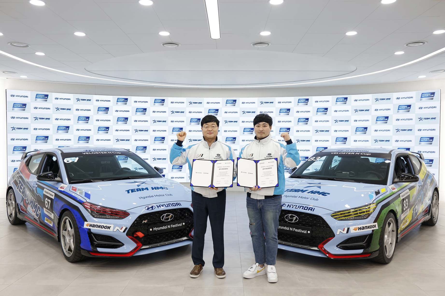 (왼쪽부터) 현대차 국내사업본부장 유원하 부사장, TEAM HMC 레이싱팀 김주현 단장.(사진=현대자동차)