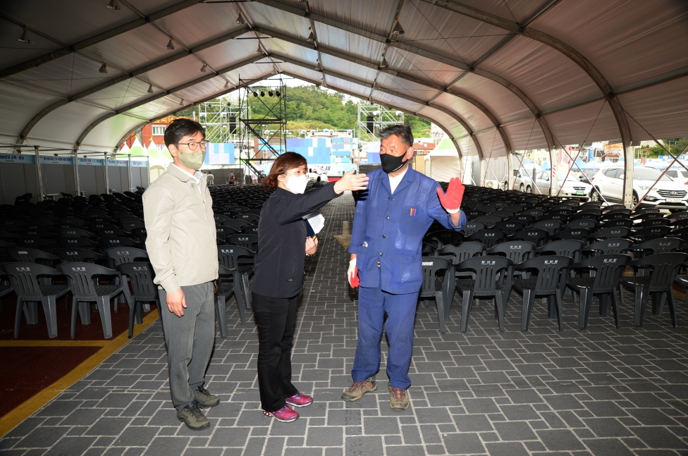 오규석 기장군수는 5월 19일 오후 3시경 ‘제26회 기장멸치축제’가 열리는 대변항 일원을 방문해 현장점검을 하고 있다.(사진제공=부산 기장군)