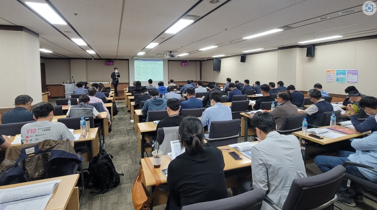 국토안전관리원 중부지사(지사장 최종근)는 지난 19일 청주시 지역건설사 관계자, 건설 업무 담당 공무원 등을 대상으로 건축안전관리 교육을 실시했다.(사진=국토안전관리원)