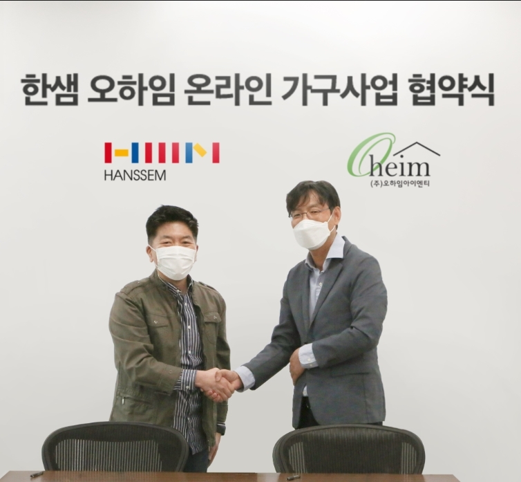 한샘 김진태 대표(왼쪽)와 오하임아이엔티 서정일 대표. (사진=한샘)