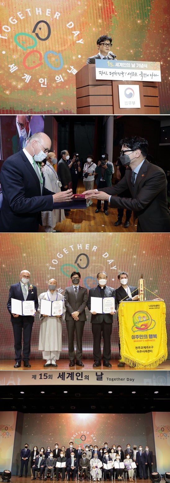 한동훈 법무부장관이 기념사를 하고 있다./한동훈 법무부장관이 올해의 이민자상을 수상한 엠마 프라이싱거를 대신해 볼프강 앙거홀처 주한 오소트리아 대사에게 대통령표창을 수여하고 있다./수상자들과 기념촬영./한동훈 법무부장관이 정부포상 수상자 및 내·외빈들과 기념촬영.(사진제공=법무부)