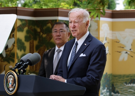 방한 중인 조 바이든 미국 대통령이 22일 오전 서울 용산구 그랜드 하얏트 호텔에서 정의선 현대차그룹 회장과 만난 자리에서 발언하고 있다. 사진=연합뉴스