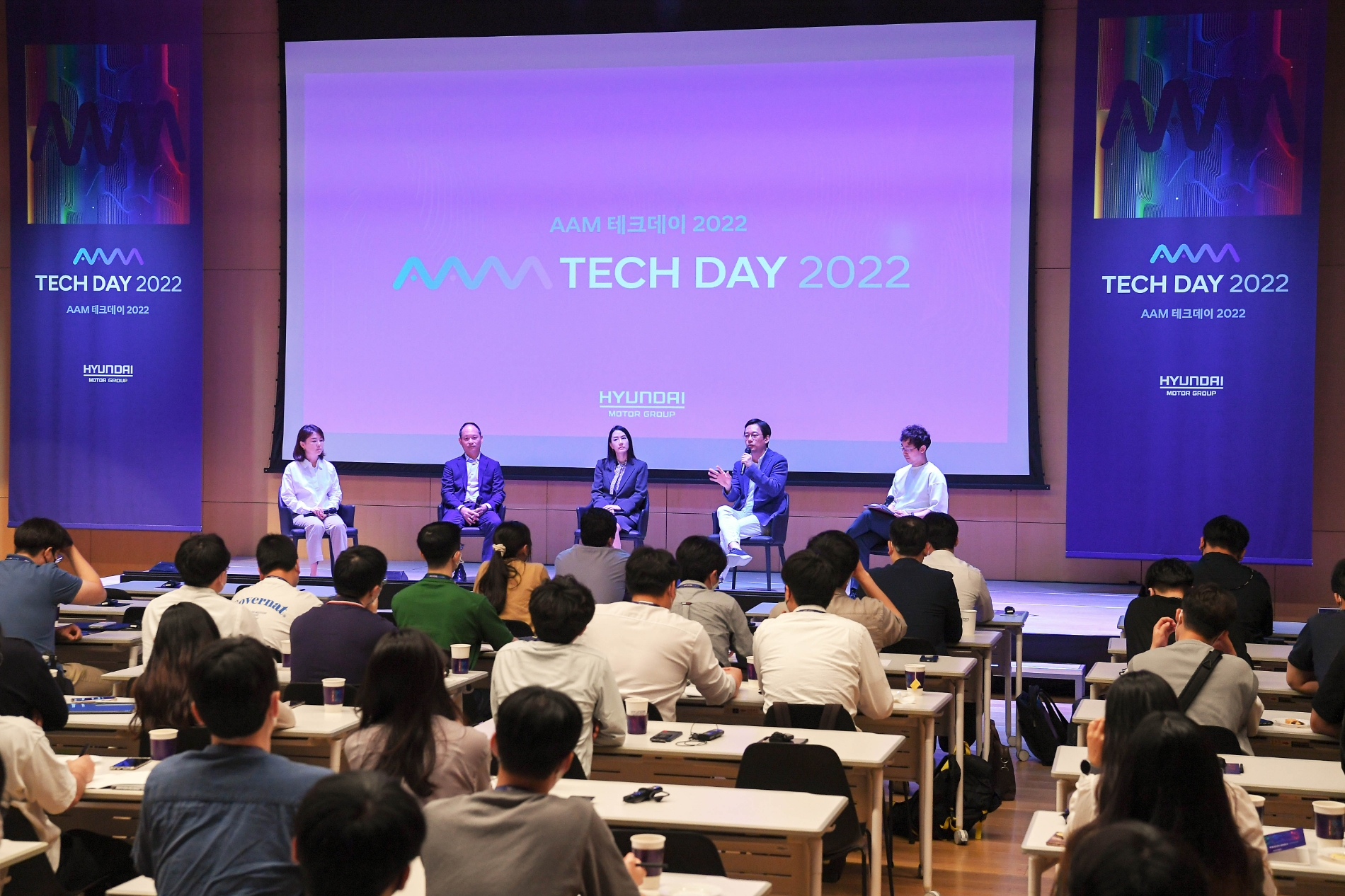 발표자들이 참석자들과 대담을 나누는 모습. (왼쪽부터 AAM사업기획팀 원정민 팀장, RAM기체개발실장 조셉장 상무, 카이스트 항공우주공학과 이지윤 교수, AAM사업추진담당 송재용 상무, RAM기체개발실 최태윤 파트장).(사진=현대자동차그룹)