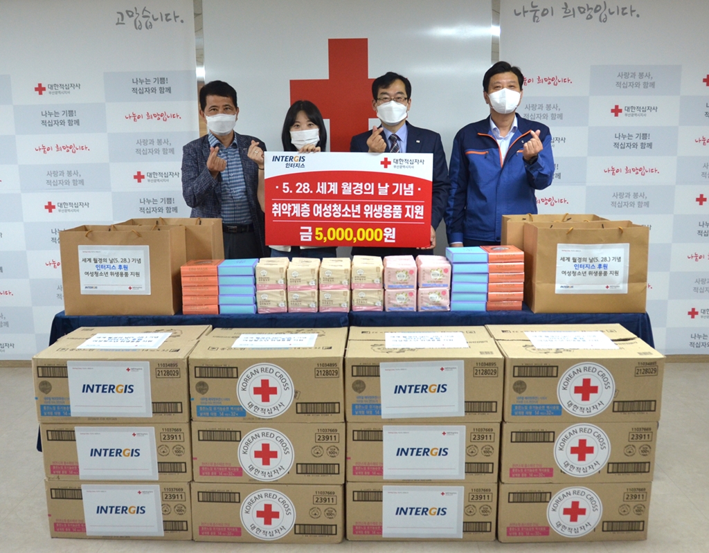 (왼쪽부터) 권광용 인터지스 경영전략본부장, 장정은 인터지스 대리, 최성필 대한적십자사 부산지사 사무처장, 박정환 인터지스 노조위원장.(사진=동국제강)