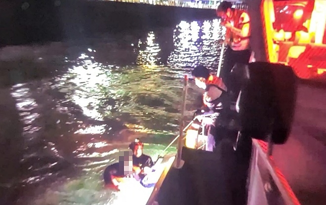 자갈치신동아시장 앞 해상 익수자 구조.(사진제공=부산해양경찰서)