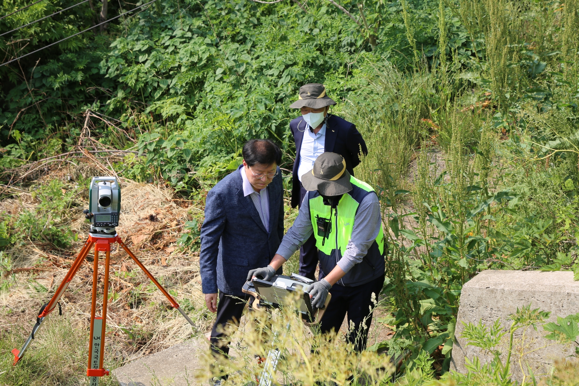 LX공사 최규명 부사장이 지난 26일 울릉지사를 방문, 급경사 지대 등에 대한 안전점검을 진행했다.(사진=LX공사)