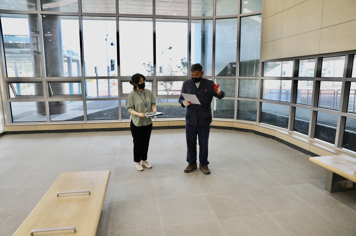 오규석 기장군수는 27일 오후 3시경 동해선 월내역에 조성 중인 ‘기장365 스마트도서관’ 현장을 방문해 점검하고 있다.(사진제공=부산 기장군)