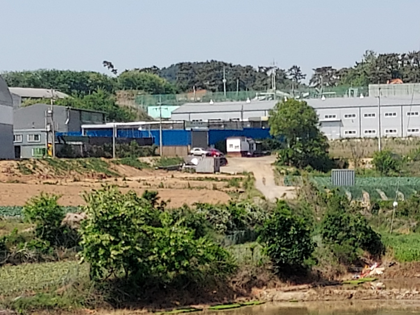 퇴비를 생산하는 공장 전경(파란색 부분)