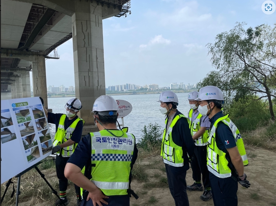 신원규 국토안전관리원 기반시설본부장(오른쪽에서 세 번째)이 가양대교 시설물에 대한 설명을 듣고 있다.(사진=국토안전관리원)