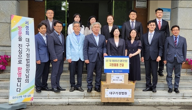 서경희 대구가정법원장 일행이 대구소년원을 방문하고 기념촬영.(사진제공=대구소년원)