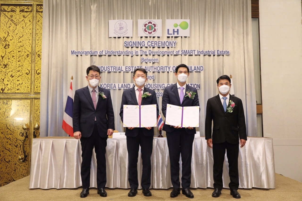 (왼쪽부터) 전조영 주泰 한국대사관 공사, 김현준 LH사장, 베리스 아마라팔라(Veeris Ammarapala) IEAT 청장, 쑤리야 쯩룽루엉낏(Suriya Juangroongruangkit) 태국 산업부 장관이 기념촬영을 하고 있다.(사진=LH)