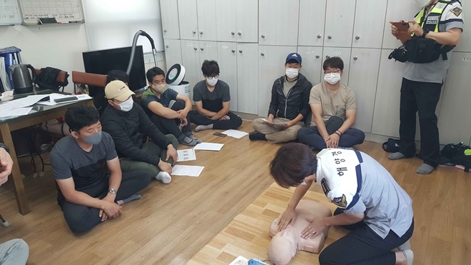 울산항파출소와 울산항도선사협회 간 인명구조 합동훈련. (사진제공=울산해양경찰서)